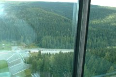 Fahrt mit dem Aufzug zum Schanzentisch mit Blick auf die Tribünen