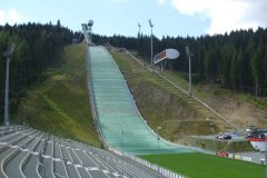 Der Blick auf den unteren Teil der Schanze mit Trebüne